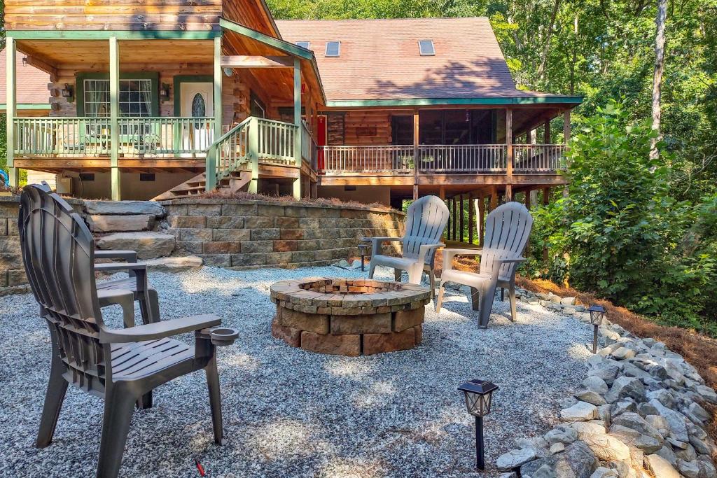 Lake Hartwell Area Cabin with Community Pool Access!